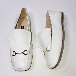 NWOB Nine West White flats unique with gold accent